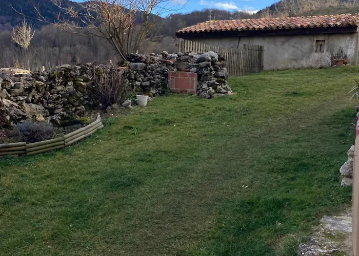 Avec Vue Sur Le Chateau De Montsegur
